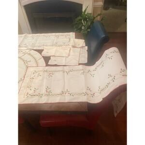 Vintage Table Linen Set Christmas 2 Runners, 1 round tablecloth, 4 napkins